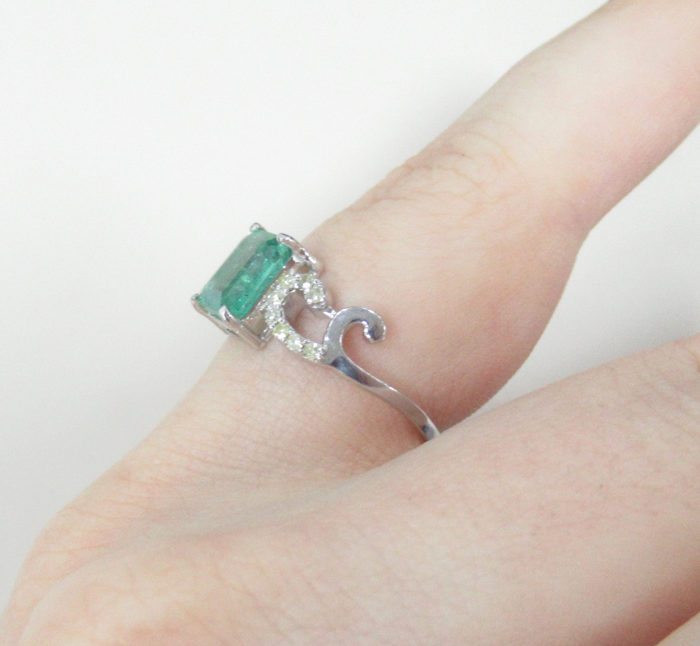 Серебряное кольцо 925 пробы; вставки 1 Изумруд (F) 1,47ct 3/Г3; 16 Бр.Кр-17 0,13ct 3/5;
